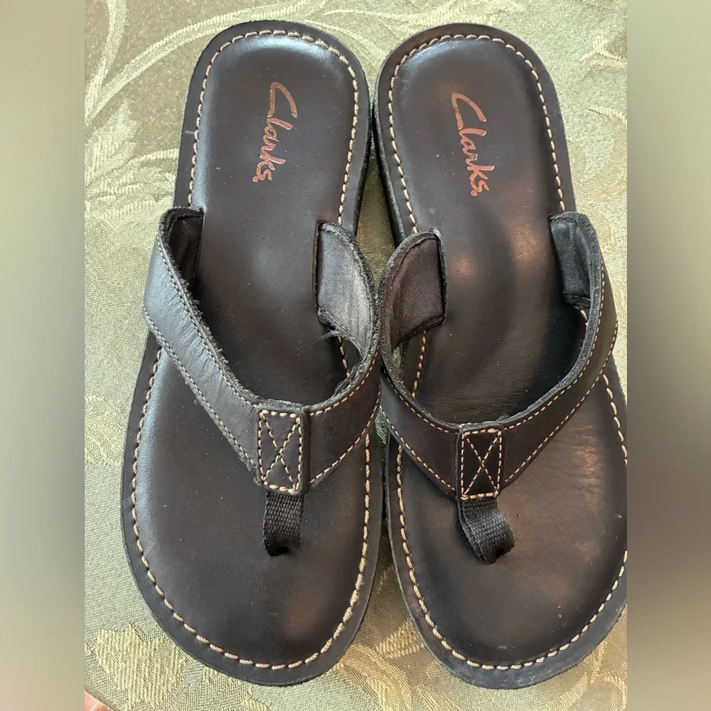 Clarks Women’s Black Leather Flip-Flop Sandals, Size 7 - Picture 2 of 3